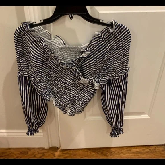 NWT ZARA crop blouse. Sz Medium. This is gorgeous. Tags on - Picture 2 of 16
